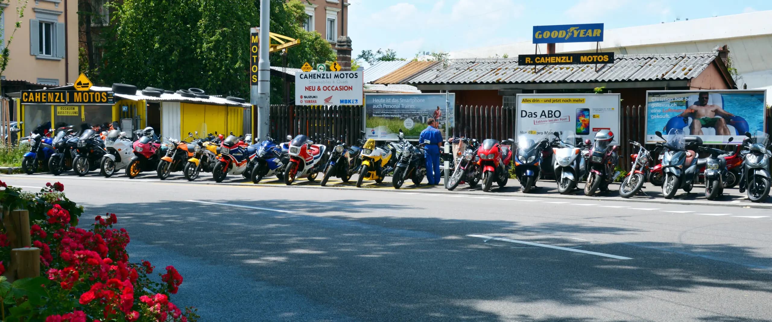 Cahenzli Motos outside